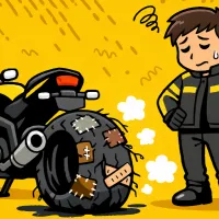 劣化してひび割れたタイヤを見て悩むライダー
