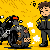劣化してひび割れたタイヤを見て悩むライダー