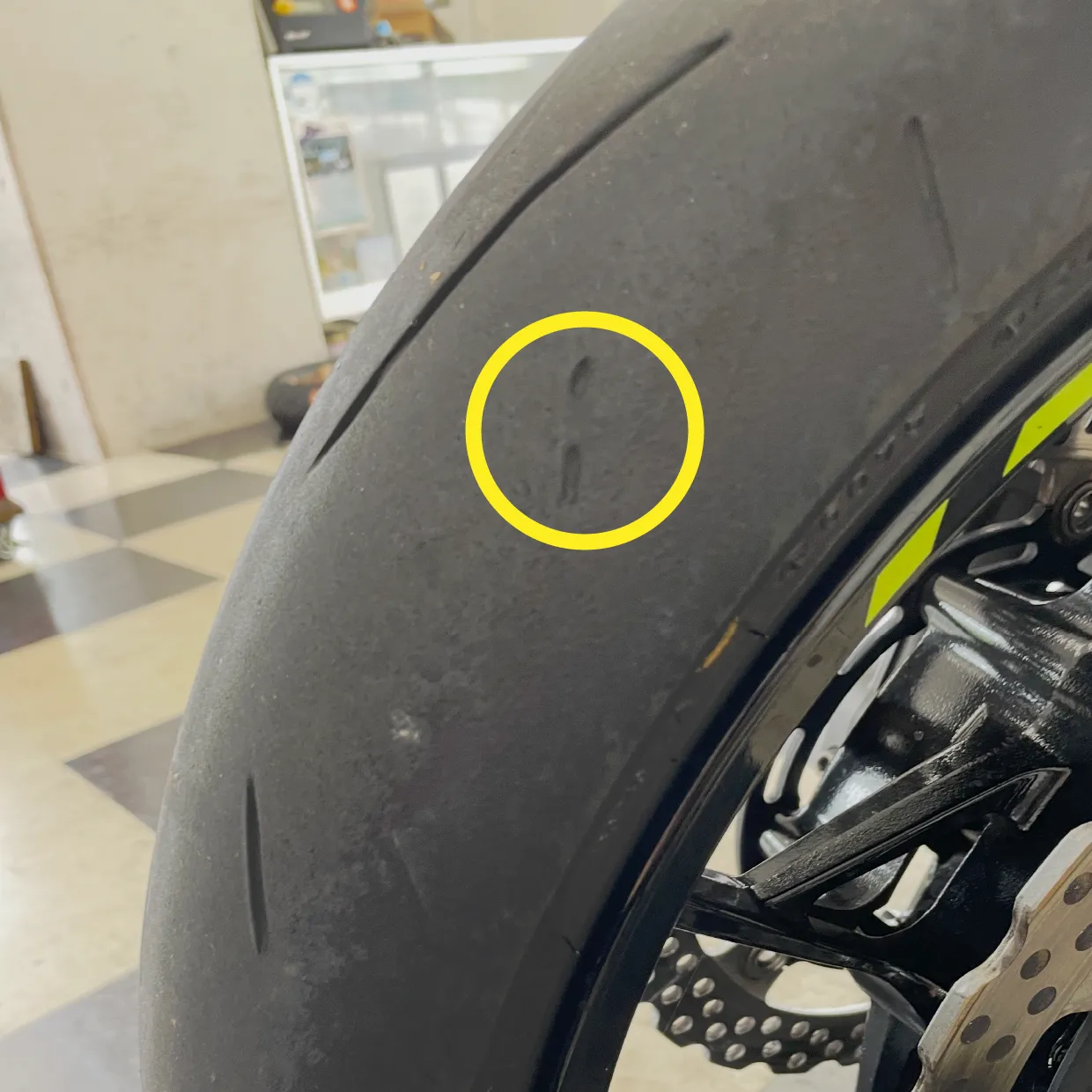スリップサインが出てしまっているタイヤ